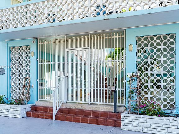 5th image of 401 Collins Ave APT 22
