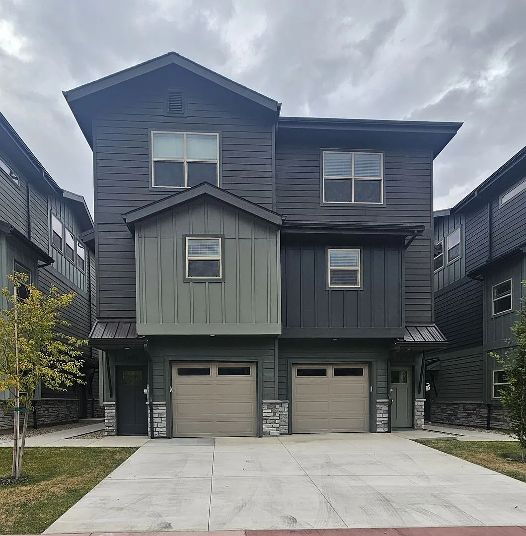 Stunning Town House in Garden City — Photo 1