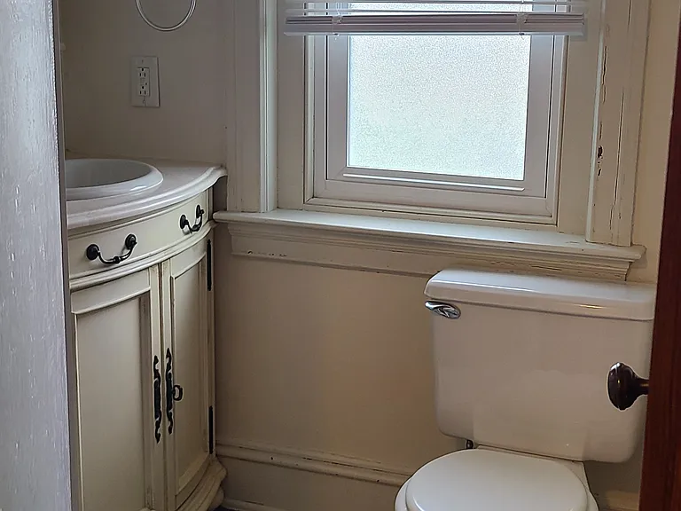 Upstairs full bathroom