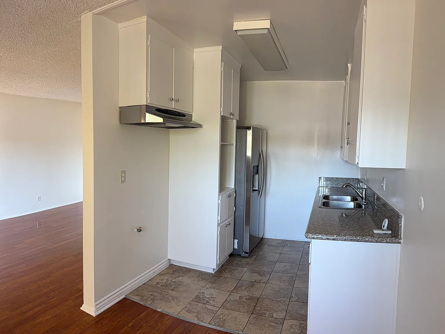2 bed, 1000 sqft, $2,400 — Photo 2