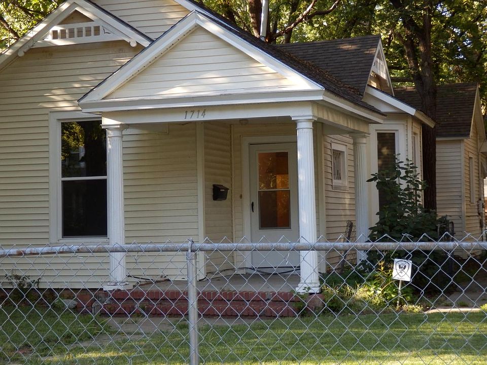 front of house - door has since been painted red