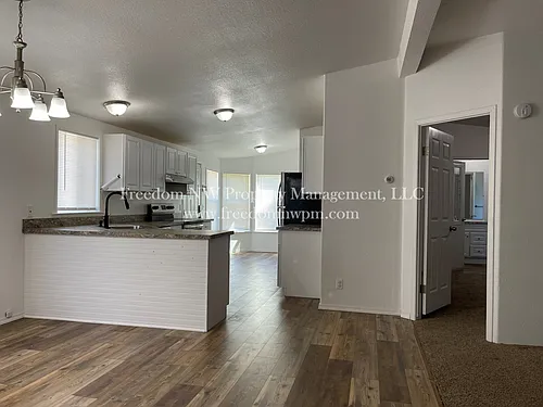 908 Vienna St Photo 1