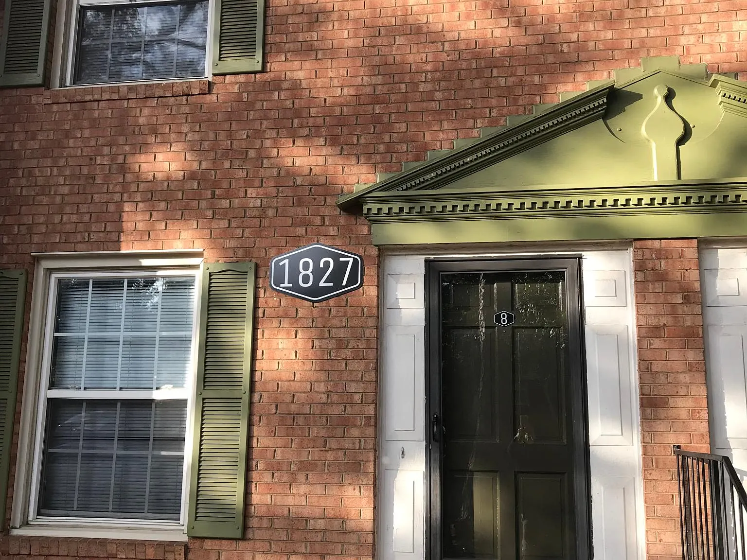 1827 Lookout Ln — Photo 1