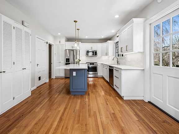 3rd image of 70 Lookout Cir
