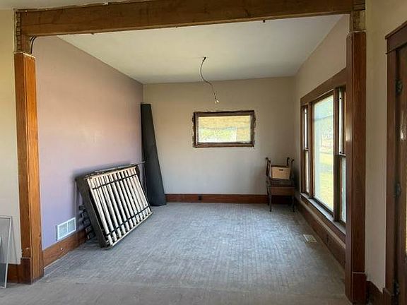 4th image of 325 N Cherry St