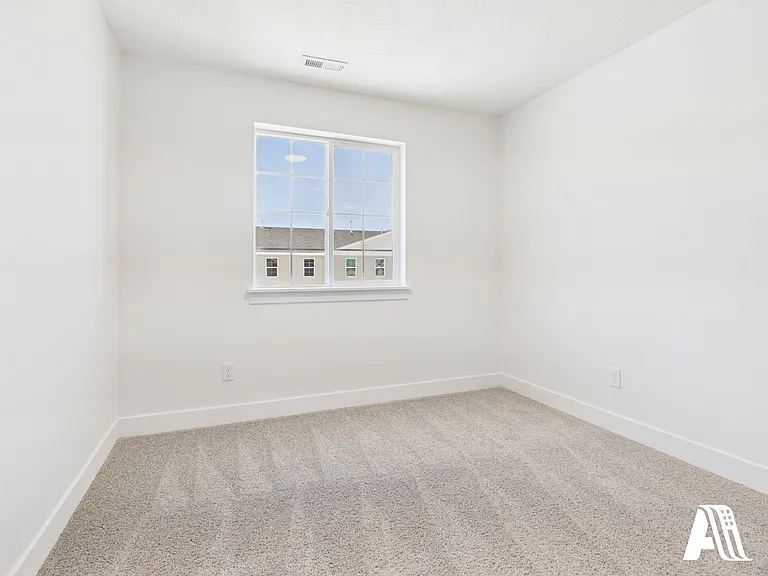 447 E 650 N — Photo 10