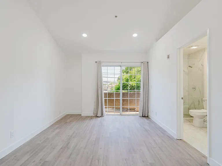 18347 Saticoy St #26 — Photo 19