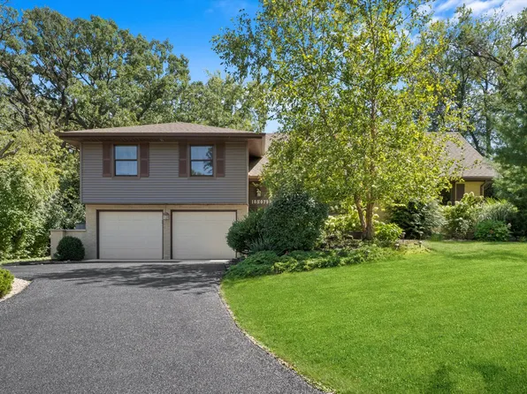 10S079 Leonard Dr, Willowbrook, IL 60527