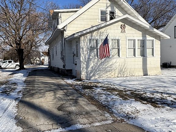 2nd image of 844 3rd St #1/2