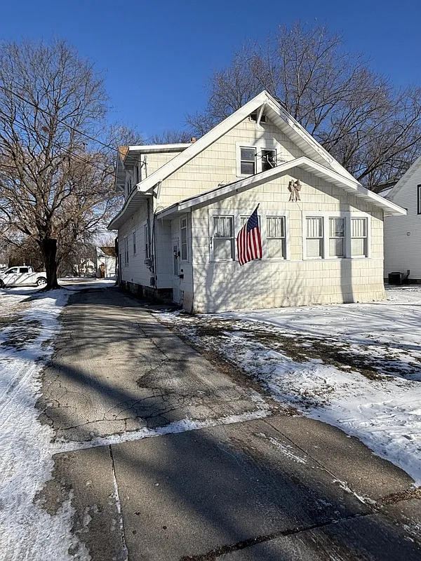 Building Photo - 844 3rd St #1/2