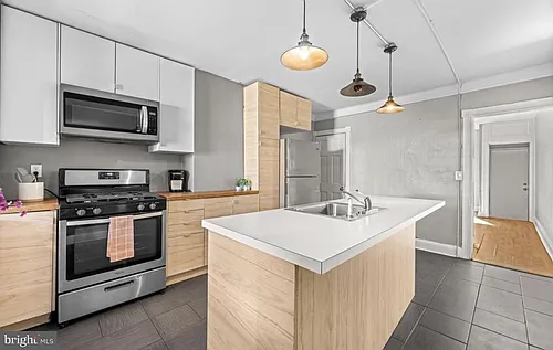 223 Grundy St Photo 1