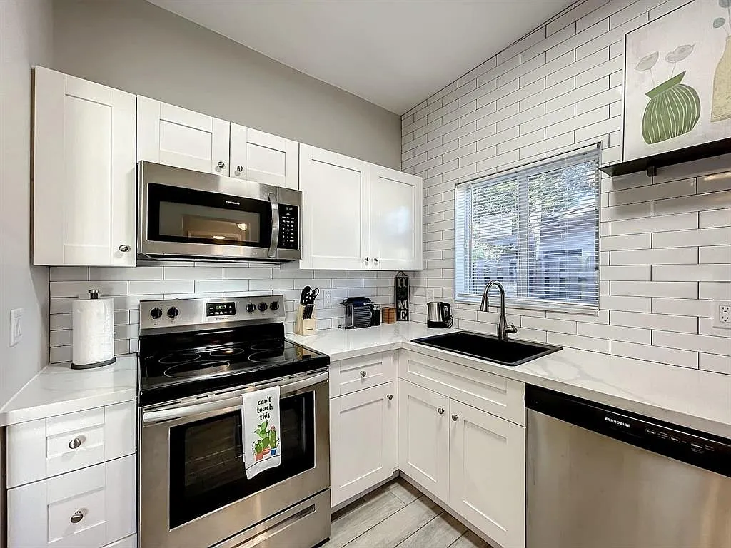 Building Photo - 1500 SW 12th St