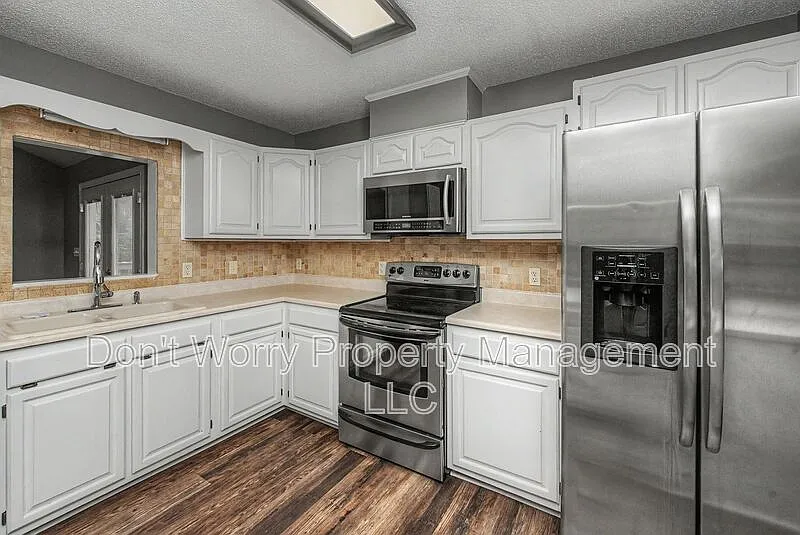 3 bed, 2.0 bath, 2328 sqft, $2,500 — Photo 3
