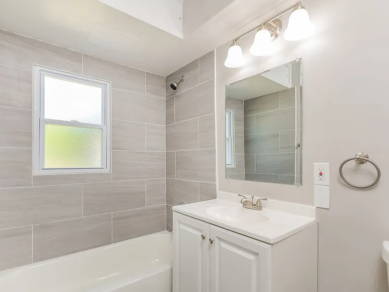 1566028_025_main_bathroom_13210547.jpg