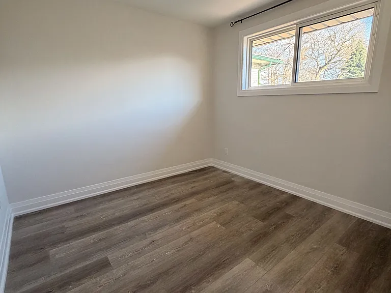 653 Athol St E #MAIN — Photo 17