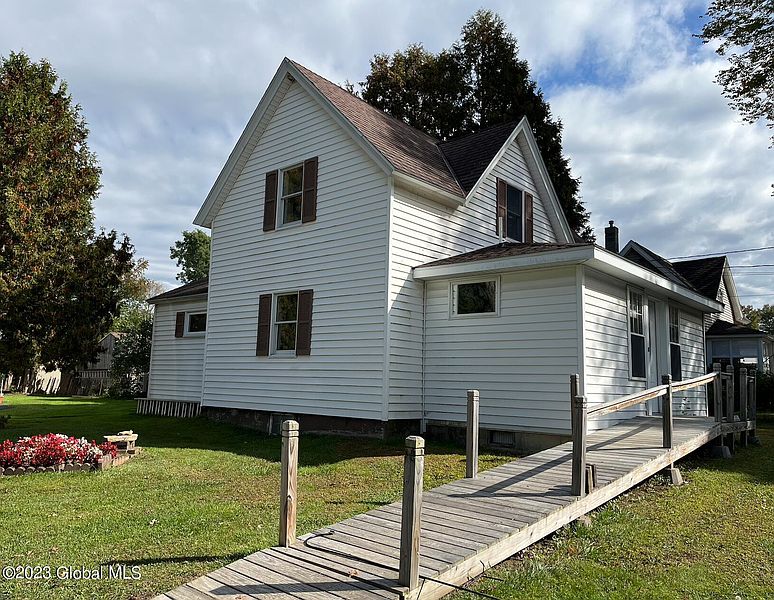 4th image of 383 Maple Avenue
