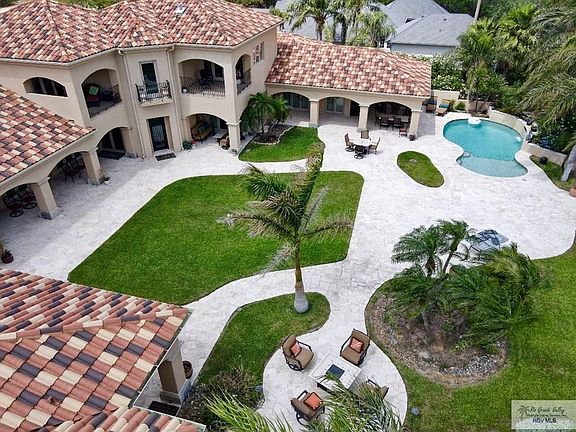 3rd image of 996 Villa Dr