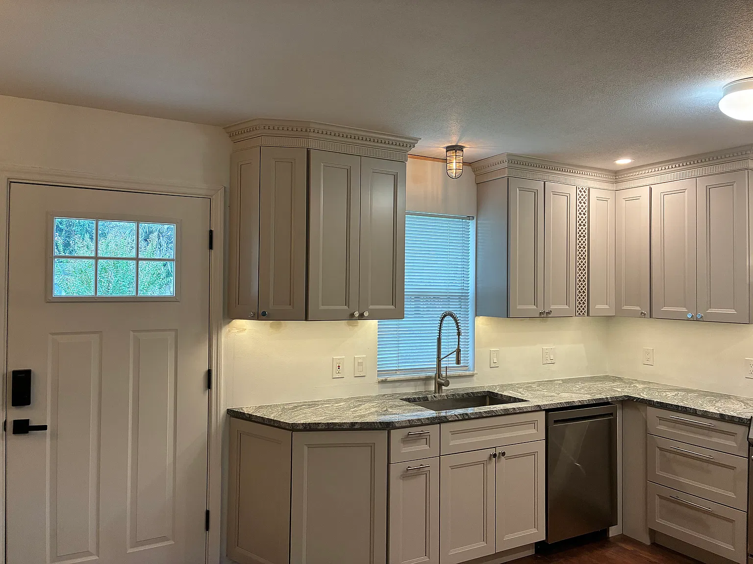 2 bed, 1300 sqft, $3,000 — Photo 2