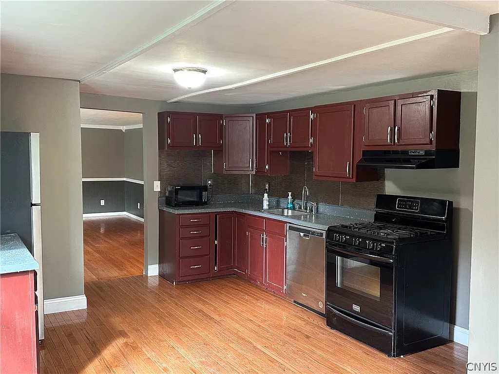 3 bed, 1.0 bath, 1325 sqft, $1,700 — Photo 4