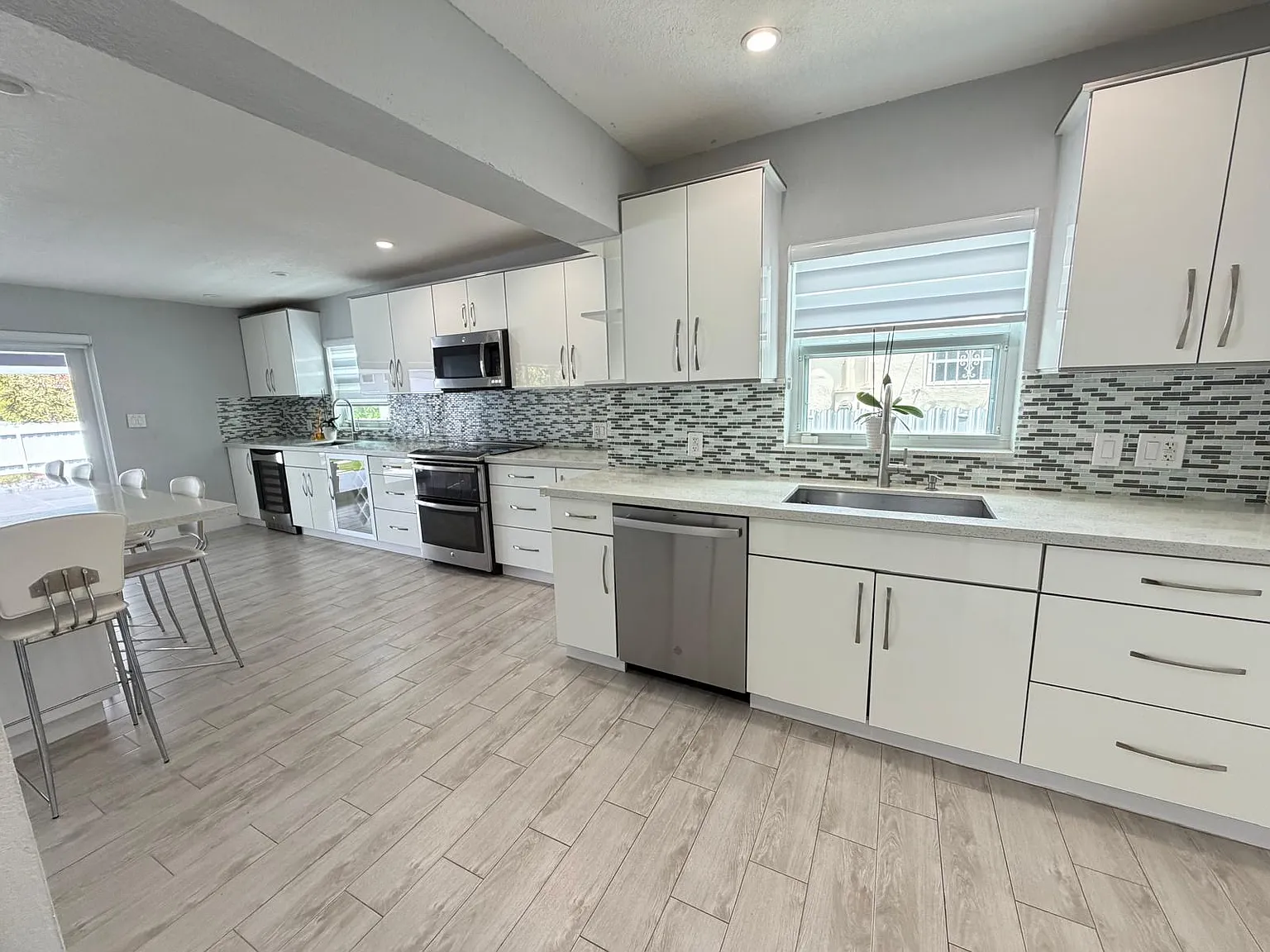 630 SW 46th Ave — Photo 2