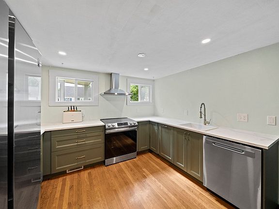 5th image of 495 Thicket St