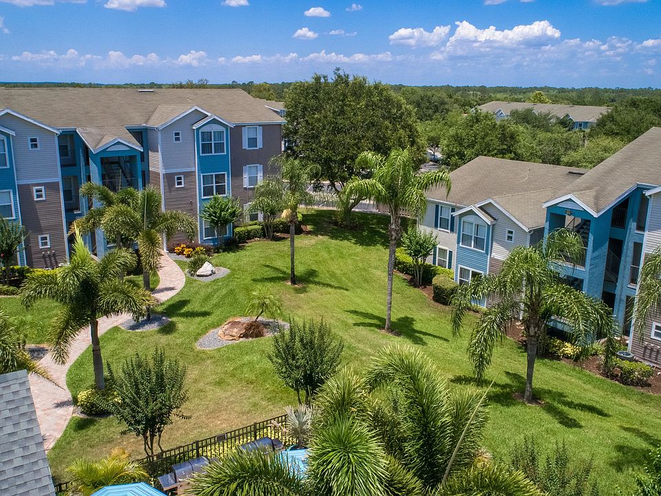 Discover an oasis where the youthful energy of Ashton Chase Apartments harmonizes with the picturesque hills and pristine lakes of Clermont. Stroll through our tropical oasis and embrace the charm of this gracious community.