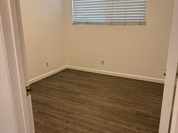 3rd image of 640 Reeds Ave #B