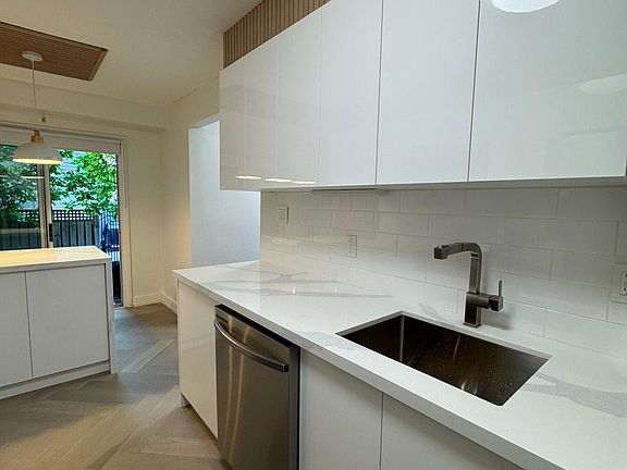 3rd image of 914 Mohawk Rd E #10