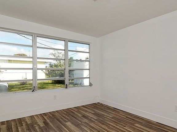 4th image of 330 SE 3rd Ct