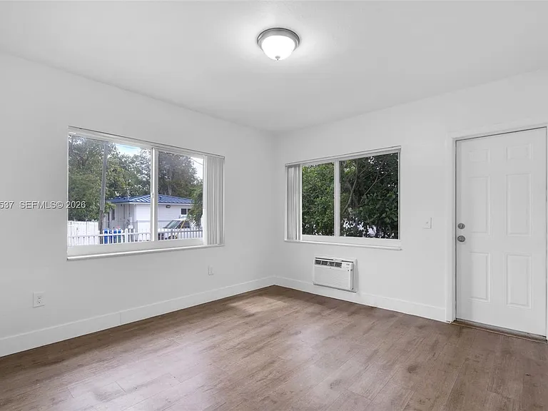 5549 NE Miami Ct #1 — Photo 7