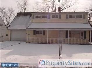21 Azalea Ln, Levittown, PA 19055