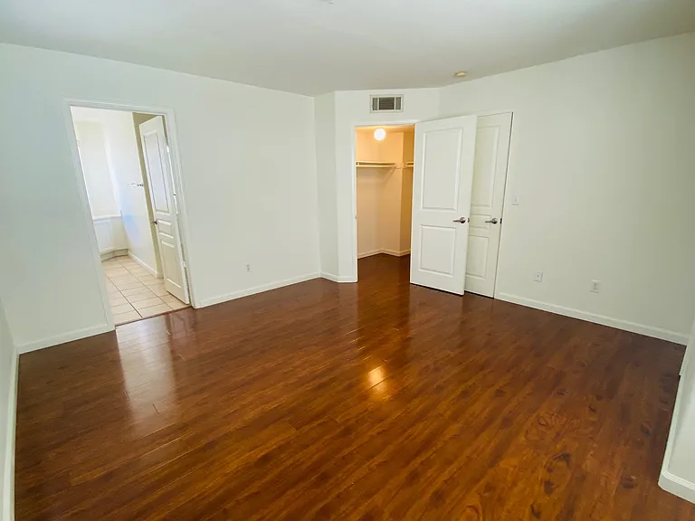 305 W Newby Ave #J — Photo 13