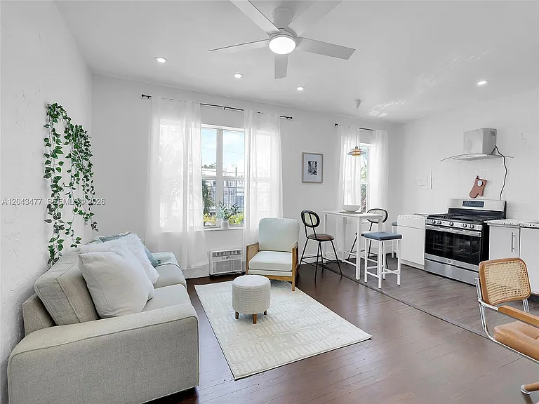 1618 Michigan Ave #25 — Photo 2