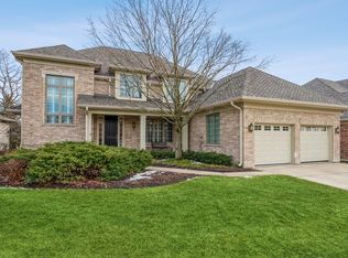 2033 Royal Ridge Dr, Northbrook, IL 60062