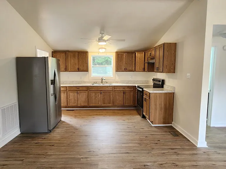 390 Archer Rd — Photo 3