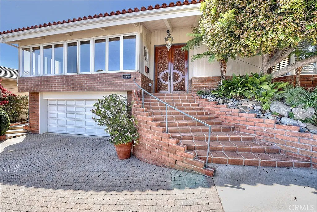 4 bed, 2.5 bath, 2929 sqft, $18,750 — Photo 2
