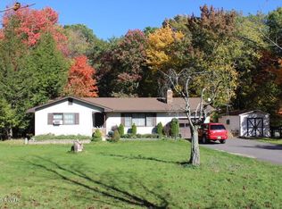 13 Lakeville Ct, Hawley, PA 18438