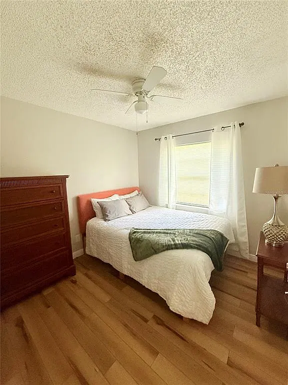 4 bed, 2.0 bath, 2016 sqft, $3,200 — Photo 4