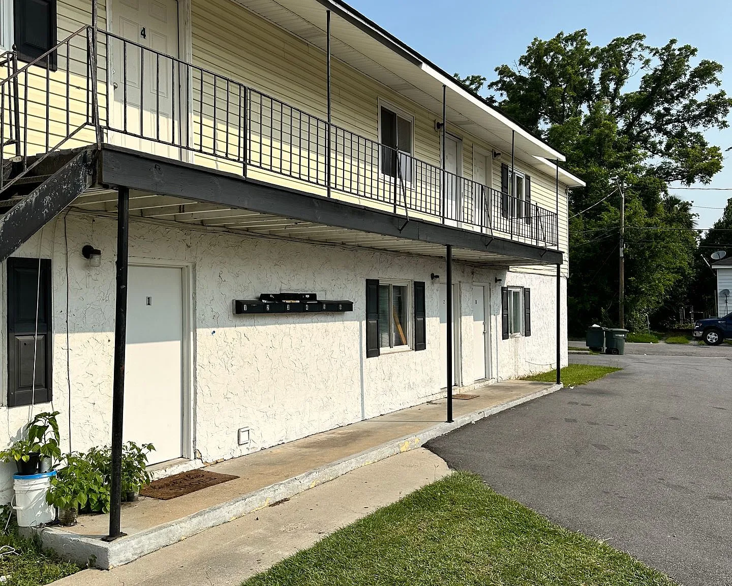 1301 Stiles Ave — Photo 2