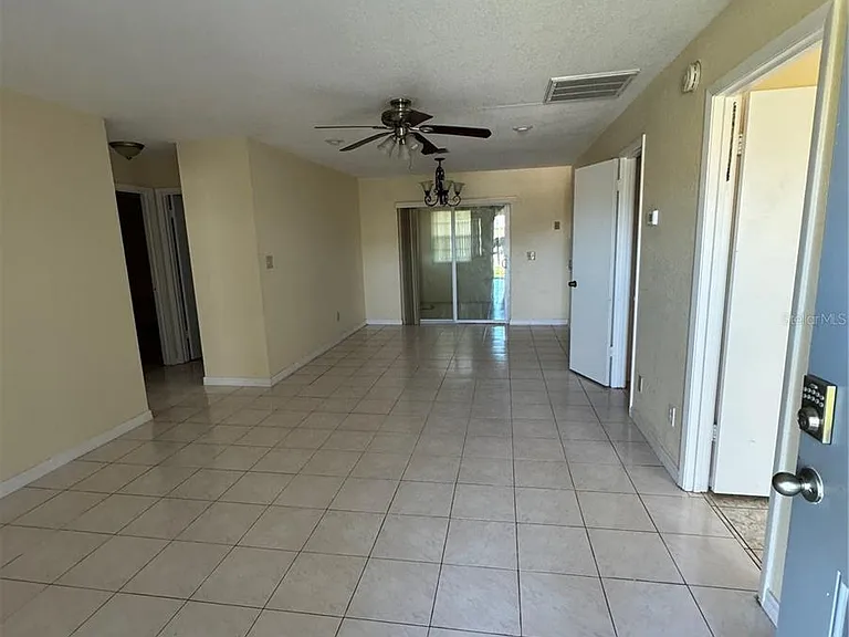 236 La Paz Dr — Photo 2