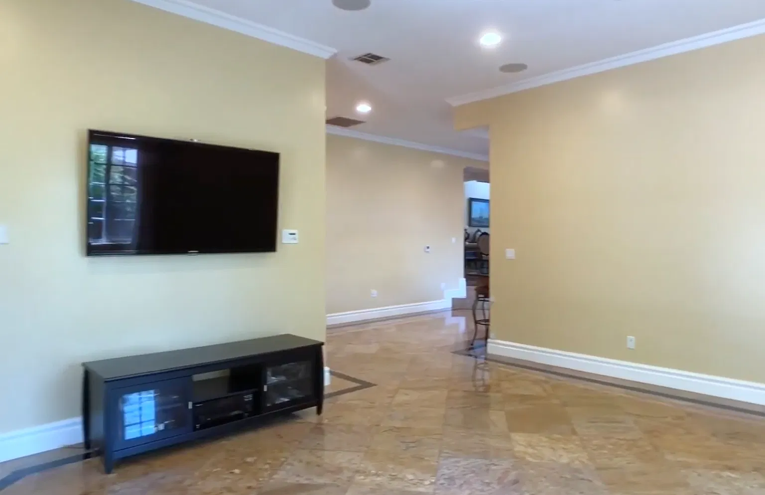 5 bed, 3140 sqft, $8,600 — Photo 3