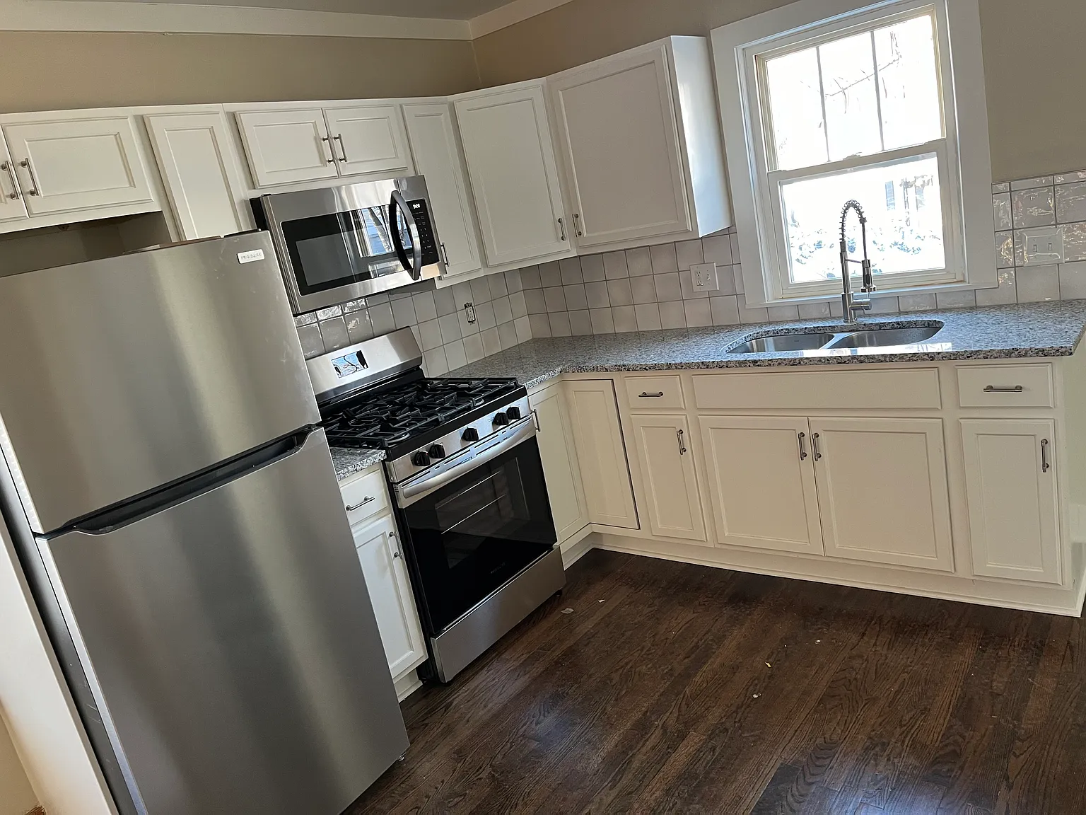 2 bed, 864 sqft, $1,700 — Photo 2