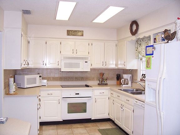 Nice kitchen with plenty of cabinet space.