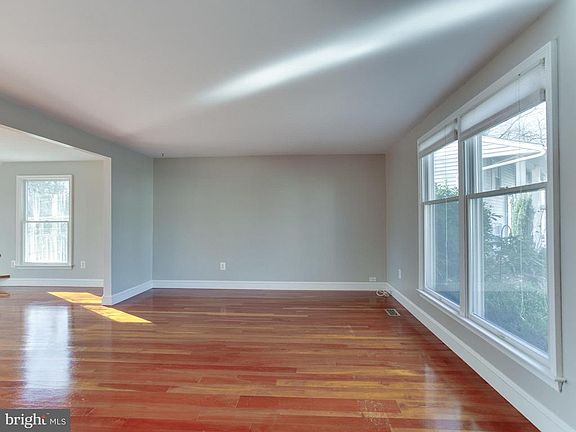 4th image of 223 Newport Dr