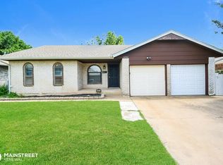 1052 NW 6th Pl, Moore, OK 73160