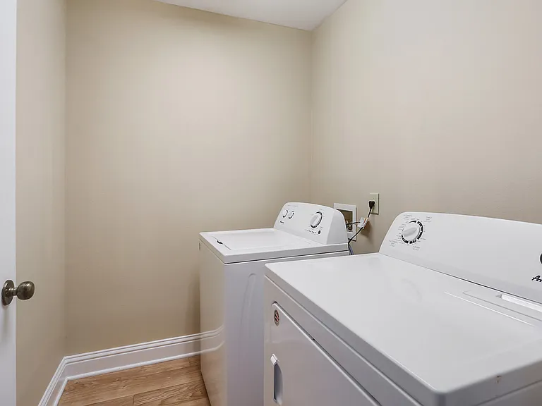303 Russell Ave — Photo 7