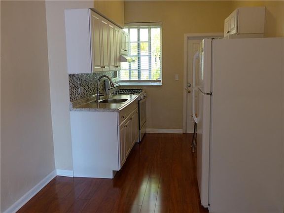 4th image of 1009 6th St #6