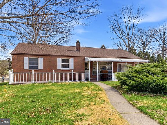 2nd image of 360 Hollowbrook Rd