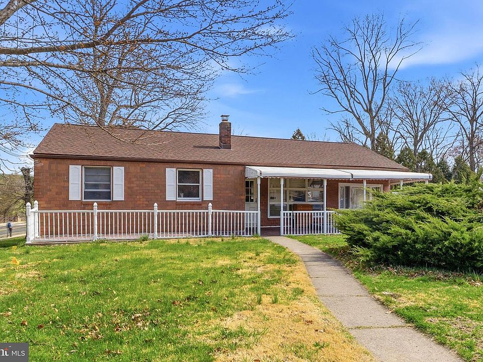 2nd image of 360 Hollowbrook Rd