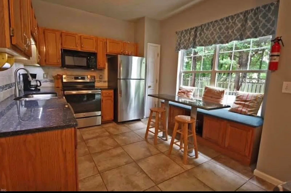 4 bed, 2.5 bath, 1700 sqft, $2,300 — Photo 4